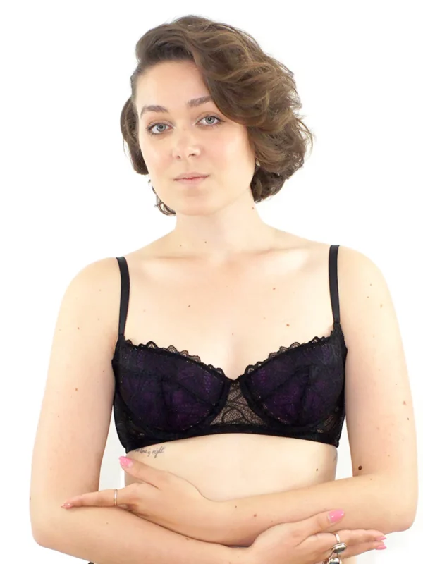 Lisa porte un soutien-gorge emboitant en dentelle sama noire, avec des coques violettes
