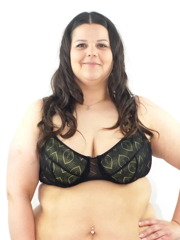 Sam porte un soutien-gorge emboitant en dentelle kate noire, avec des coques jaunes