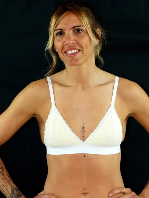 Emeline porte un soutien-gorge triangle en dentelle blake blanche et coques jaunes