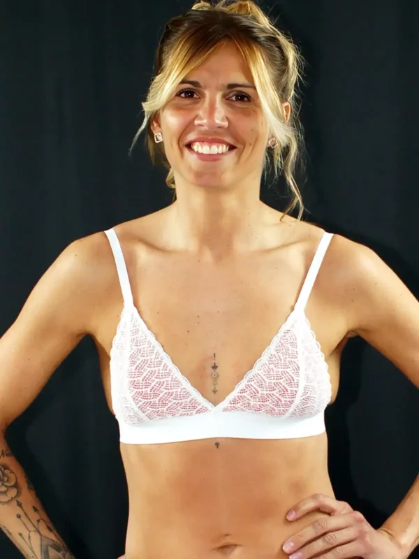 Emeline porte un soutien-gorge triangle en dentelle Blake blanche, coque rouge