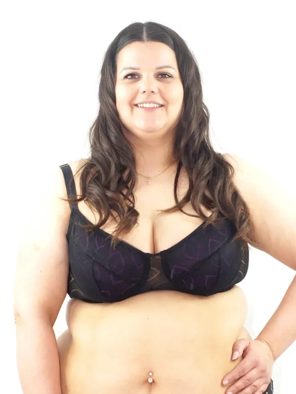 Sam porte un soutien-gorge emboitant en dentelle kate noire, avec des coques bleues