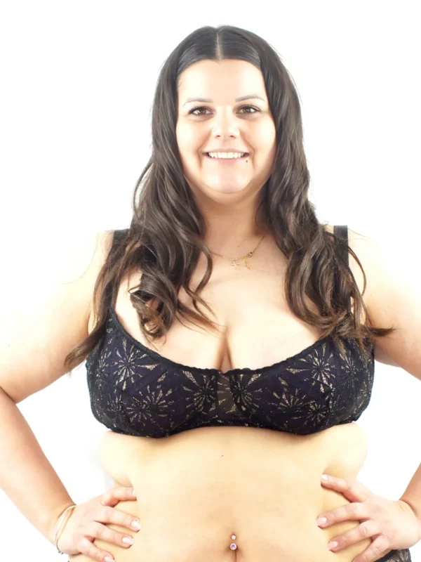 Sam porte un soutien-gorge emboitant en dentelle romy noire, avec des coques violettes