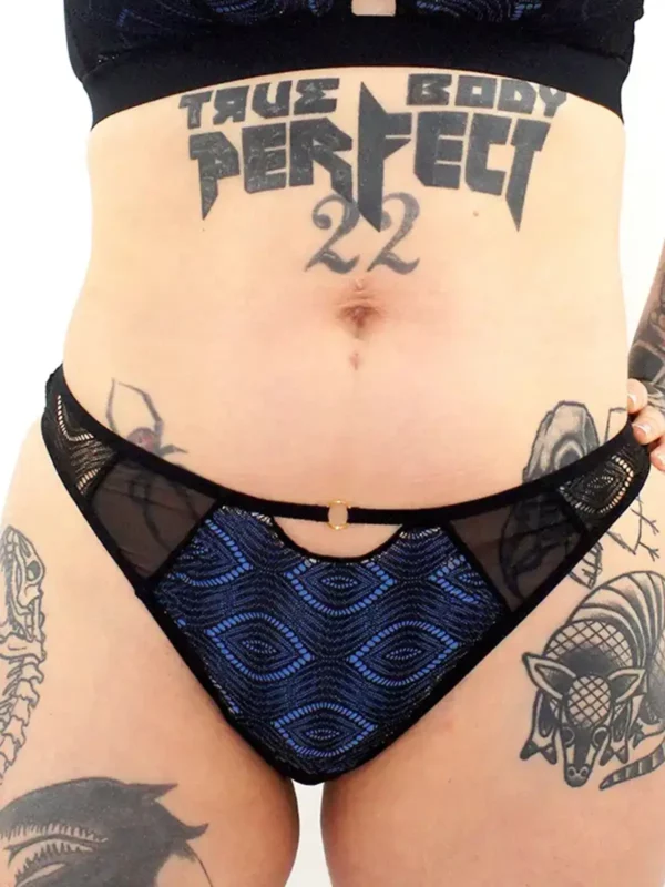 Tanga en dentelle kate noire et coque bleue