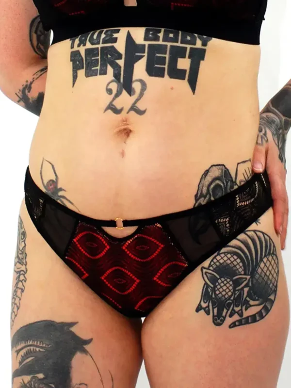 Tanga en dentelle kate noire et coque rouge