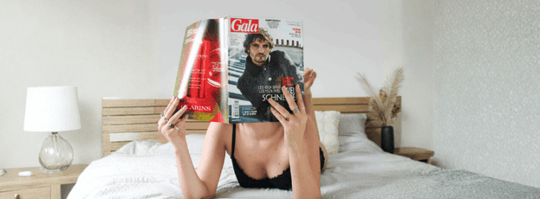 Femme allongée sur un lit, portant une lingerie modulable Lorboreal, feuilletant le magazine Gala qui présente la marque