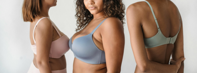 Femme à poitrine généreuse portant un soutien-gorge corbeille sans armature Lorboréal en dentelle